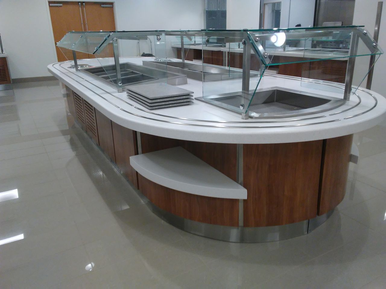 Curved serving station